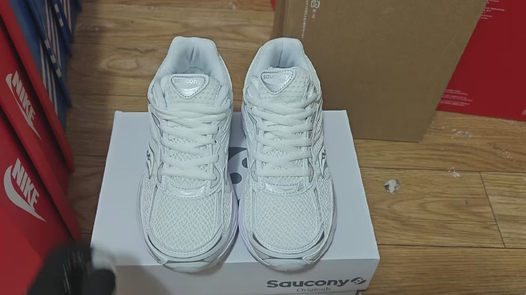 Saucony Progrid Omni 9 White Silver Trainers
